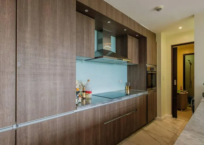 Penthouse Generous Living Spaces Apartment *